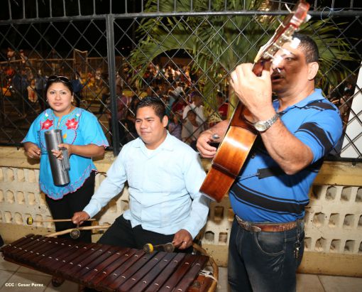 Cardenal Miguel Obando y Bravo le canta a la Purísima junto a la feligresía