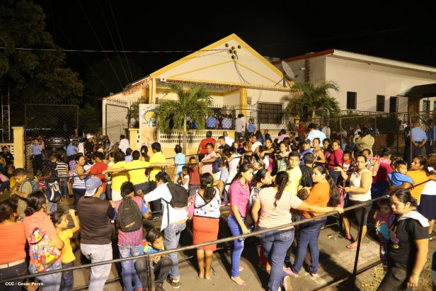 Cardenal Miguel Obando y Bravo le canta a la Purísima junto a la feligresía
