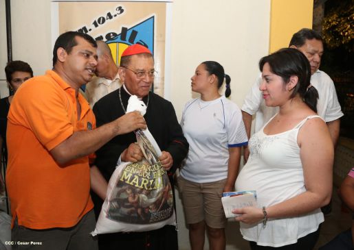 Cardenal Miguel Obando y Bravo le canta a la Purísima junto a la feligresía