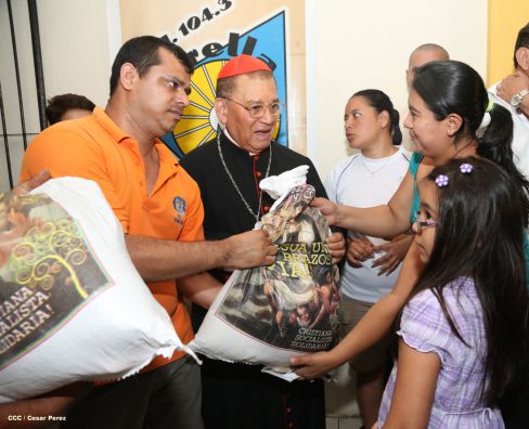 Cardenal Miguel Obando y Bravo le canta a la Purísima junto a la feligresía
