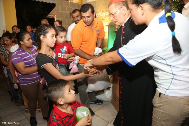 Cardenal Miguel Obando y Bravo le canta a la Purísima junto a la feligresía