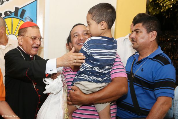 Cardenal Miguel Obando y Bravo le canta a la Purísima junto a la feligresía