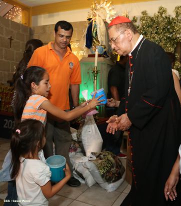 Cardenal Miguel Obando y Bravo le canta a la Purísima junto a la feligresía