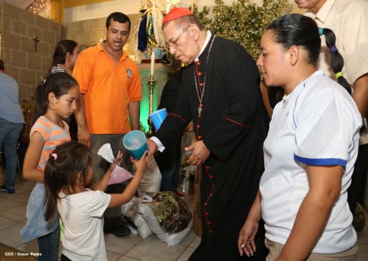 Cardenal Miguel Obando y Bravo le canta a la Purísima junto a la feligresía