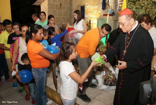 Cardenal Miguel Obando y Bravo le canta a la Purísima junto a la feligresía