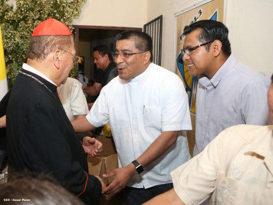 Cardenal Miguel Obando y Bravo le canta a la Purísima junto a la feligresía