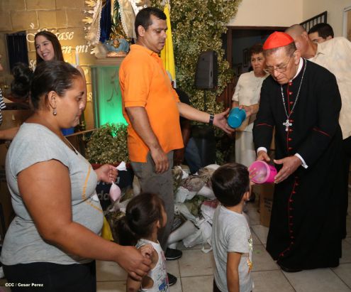Cardenal Miguel Obando y Bravo le canta a la Purísima junto a la feligresía