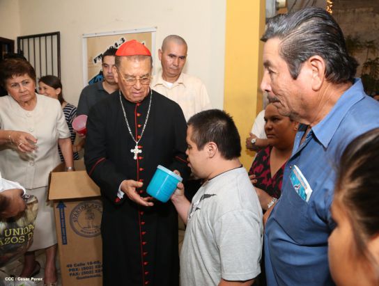 Cardenal Miguel Obando y Bravo le canta a la Purísima junto a la feligresía