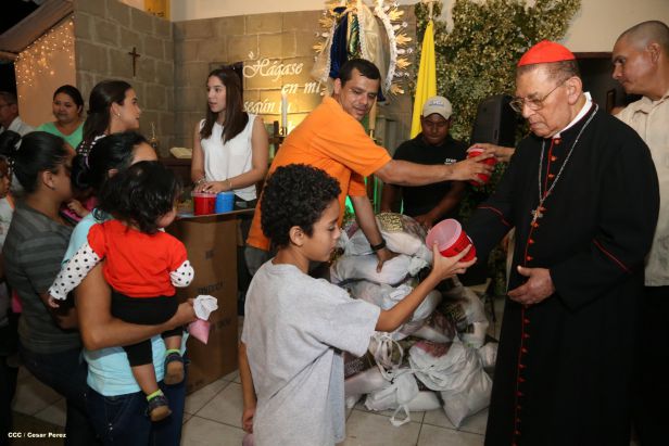 Cardenal Miguel Obando y Bravo le canta a la Purísima junto a la feligresía