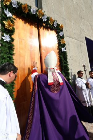 En el inicio del Año de la Misericordia iglesia abre Puerta Santa en Catedral de Managua