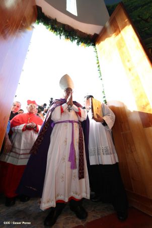 En el inicio del Año de la Misericordia iglesia abre Puerta Santa en Catedral de Managua