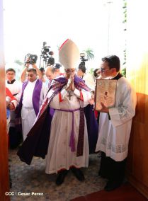 En el inicio del Año de la Misericordia iglesia abre Puerta Santa en Catedral de Managua