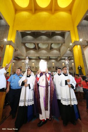 En el inicio del Año de la Misericordia iglesia abre Puerta Santa en Catedral de Managua