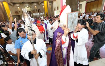 En el inicio del Año de la Misericordia iglesia abre Puerta Santa en Catedral de Managua