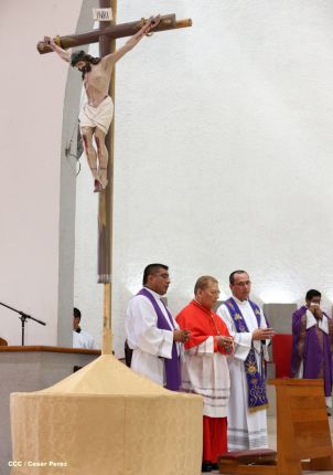 En el inicio del Año de la Misericordia iglesia abre Puerta Santa en Catedral de Managua