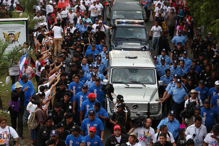 Miles acompañan a Daniel y Rosario en Repliegue 2013