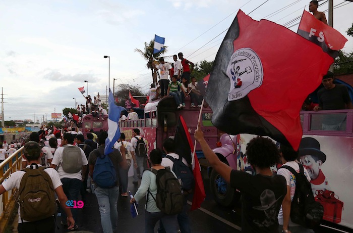 Miles acompañan a Daniel y Rosario en Repliegue 2013