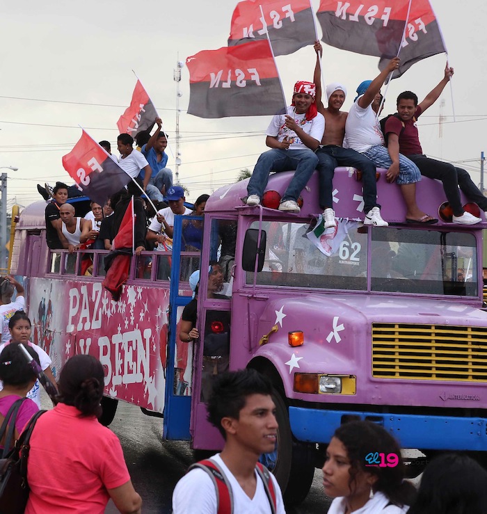 Miles acompañan a Daniel y Rosario en Repliegue 2013