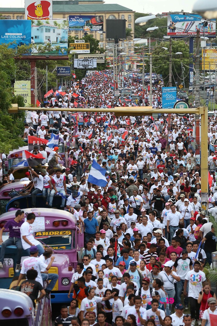 Miles acompañan a Daniel y Rosario en Repliegue 2013