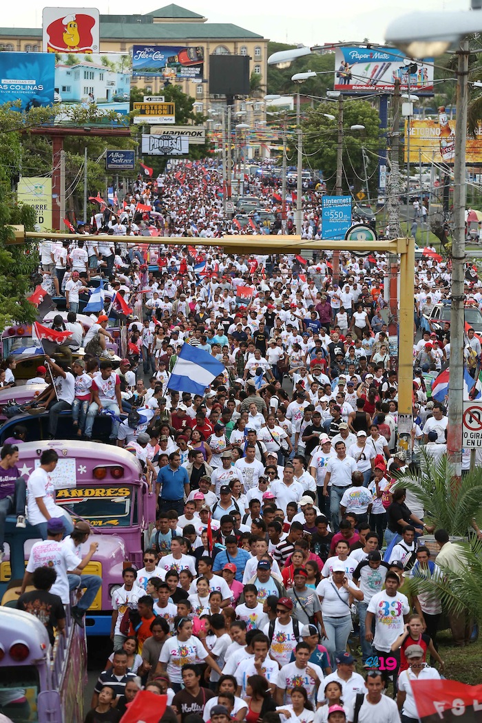 Miles acompañan a Daniel y Rosario en Repliegue 2013