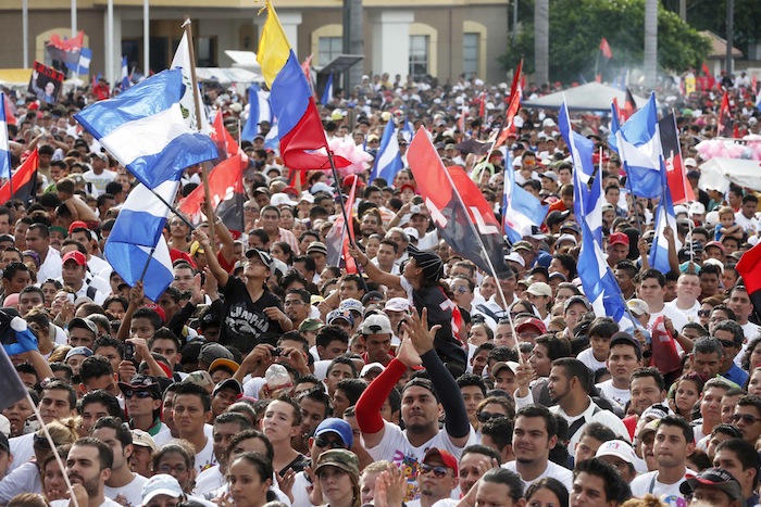 Miles acompañan a Daniel y Rosario en Repliegue 2013