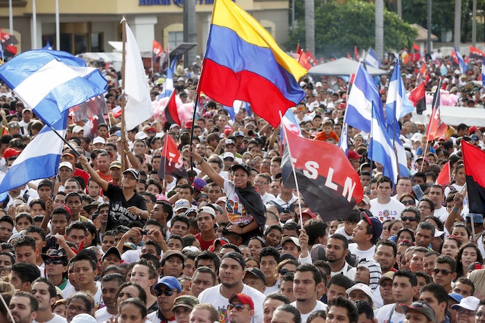 Miles acompañan a Daniel y Rosario en Repliegue 2013