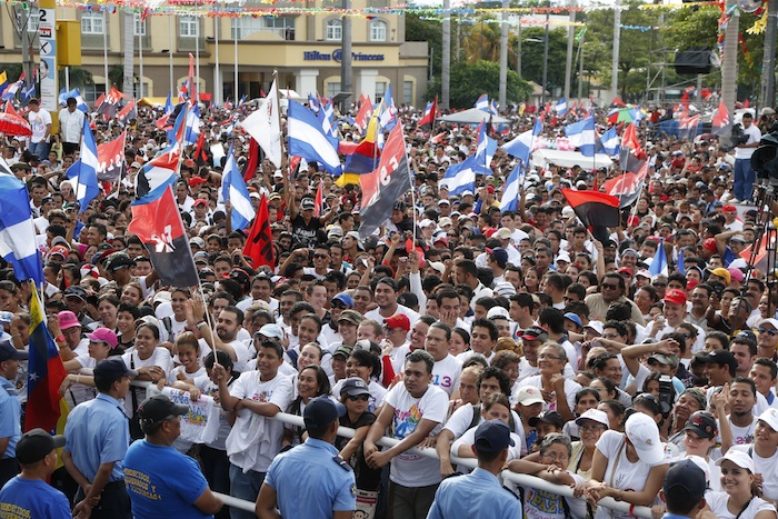 Miles acompañan a Daniel y Rosario en Repliegue 2013