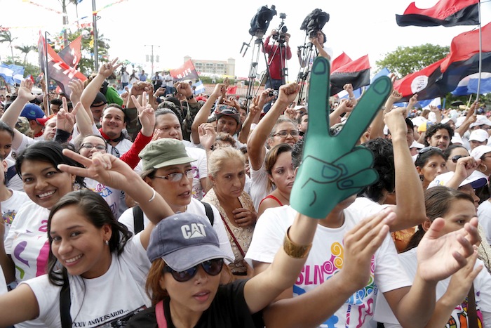 Miles acompañan a Daniel y Rosario en Repliegue 2013