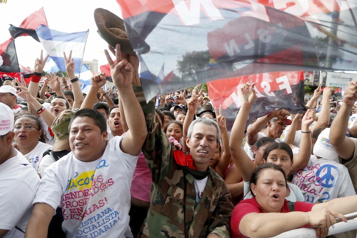 Miles acompañan a Daniel y Rosario en Repliegue 2013