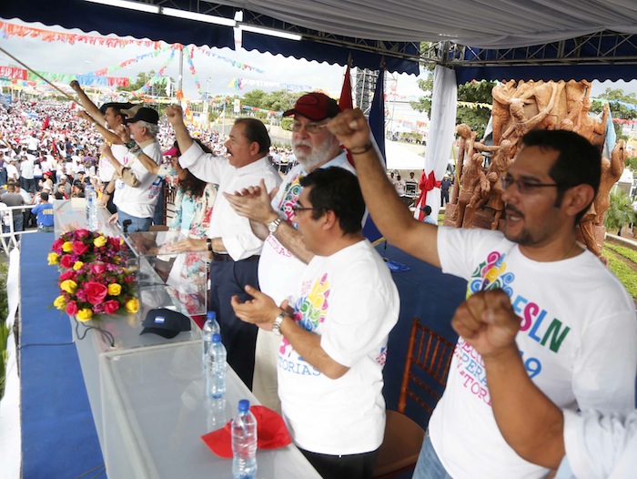 Miles acompañan a Daniel y Rosario en Repliegue 2013