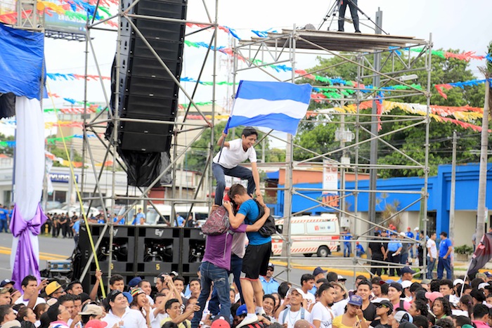 Miles acompañan a Daniel y Rosario en Repliegue 2013