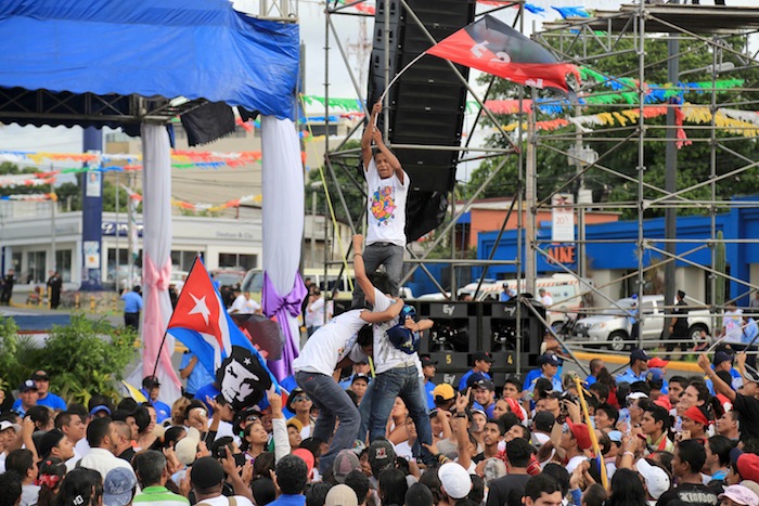 Miles acompañan a Daniel y Rosario en Repliegue 2013
