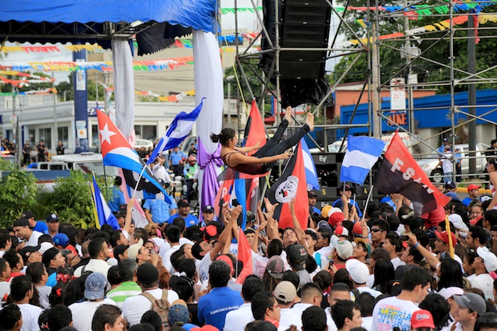 Miles acompañan a Daniel y Rosario en Repliegue 2013