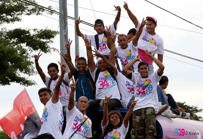 Miles acompañan a Daniel y Rosario en Repliegue 2013