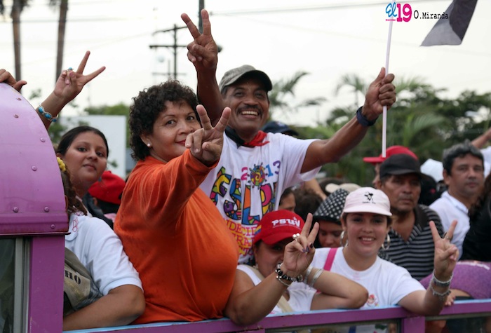 Miles acompañan a Daniel y Rosario en Repliegue 2013