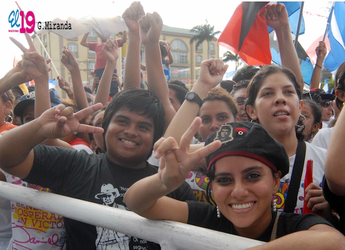 Miles acompañan a Daniel y Rosario en Repliegue 2013