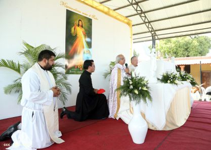 Un mar de católicos participan en primera misa del 2016