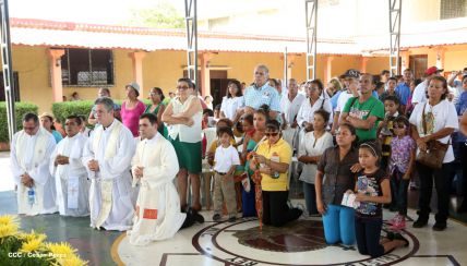 Un mar de católicos participan en primera misa del 2016