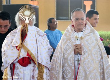 Un mar de católicos participan en primera misa del 2016