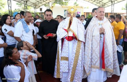 Un mar de católicos participan en primera misa del 2016