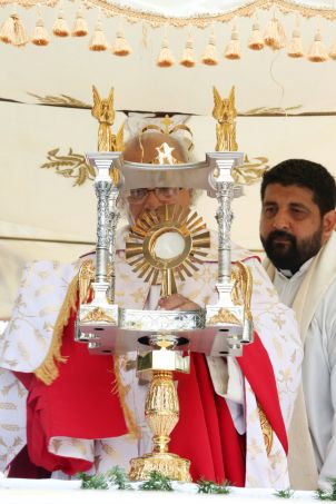 Un mar de católicos participan en primera misa del 2016