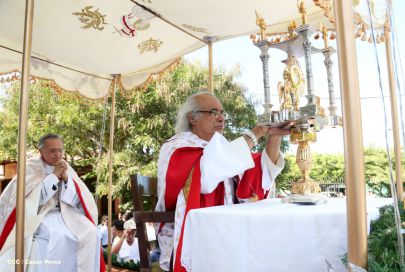 Un mar de católicos participan en primera misa del 2016