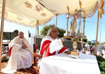 Un mar de católicos participan en primera misa del 2016