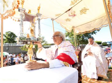 Un mar de católicos participan en primera misa del 2016