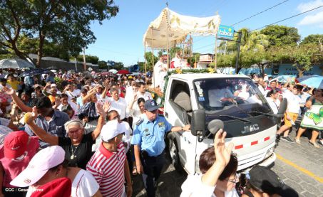 Un mar de católicos participan en primera misa del 2016