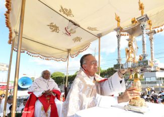 Un mar de católicos participan en primera misa del 2016