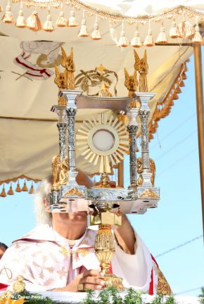 Un mar de católicos participan en primera misa del 2016