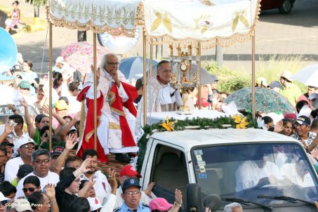 Un mar de católicos participan en primera misa del 2016