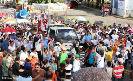 Un mar de católicos participan en primera misa del 2016
