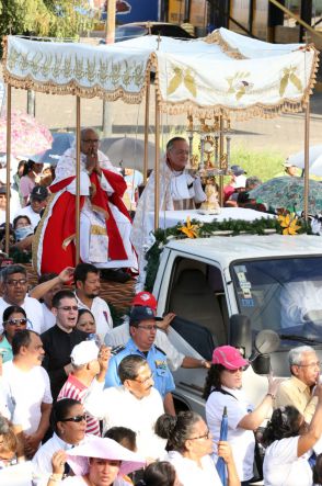 Un mar de católicos participan en primera misa del 2016